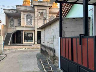 lokasi pinggir jalan dekat stasiun..
