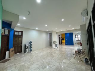 Dijual Rumah 3 Lantai Cocok untuk Tempat Usaha Lokasi Strategis Dekat Kebayoran Park Mall di Petukangan Jaksel Lr-18162