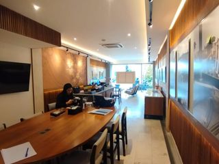 Ruko 2 Lantai Raya Kerobokan - Seminyak, Badung SHM