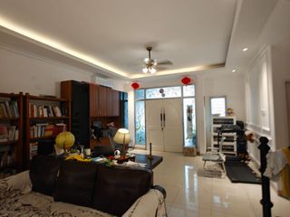 RUMAH GARDEN HOUSE DI PIK 1