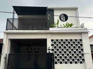 dijual rumah cantik siap huni pinggir jalan besar,dalam perumahan.