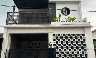 dijual rumah cantik siap huni pinggir jalan besar,dalam perumahan.