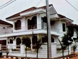dijual rumah luas di pondok cabe dengan 4 kamar tidur