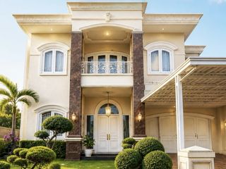 DIJUAL RUMAH AMERIKA KLASIK FURNISH HADAP TENGGARA HARGA MURAH DI TAMAN MEDITERANIA PIK