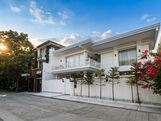 Beautiful and Modern 5 Bedroom House FOR SALE in AFPOVAI Subdivision, Taguig City