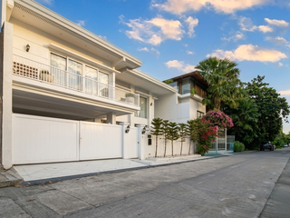 Beautiful and Modern 5 Bedroom House FOR SALE in AFPOVAI Subdivision, Taguig City