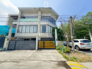 For Sale 4 BR Townhouse in Taguig