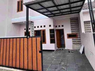 Rumah mewah lokasi pinggir jalan..