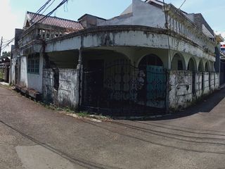 Di jual Rumah Hoek Strategis, Hitung Tanah Saja
