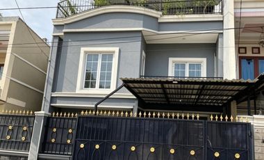 DIJUAL RUMAH FULL FURNISH 3 LANTAI + ROOFTOP DI TAMAN PALEM LESTARI