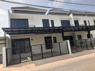 Cakep nih rumah cluster siap huni cuma 800juta an nempel dengan jakarta timur