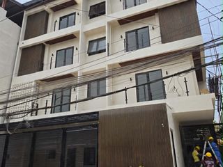 Mandaluyong 4-5 BR Townhouse For Sale Semi Furnished Accessible to Barangka Makati SD