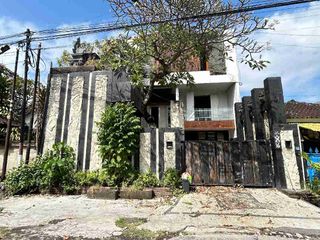 Best Location in Town!!

Rumah Tinggal 2 lt
Jl Moh Yamin X, Renon, Denpasar Timur

LT 250m2
LB 350m2
Dimensi tanah 9,6m x 26m

Fasilitas
5 kamar
5 kamar mandi
Kolam renang
Gazebo
Dapur
Carport
Air PDAM
Listrik 3300
Hadap Utara
Akses jalan 4 meter aspal

Surat SHM

Lingkungan perumahan cukup elit
Dekat dengan kampus, sekolah, dan perkantoran
Berada di pusat kota
Dekat dgn fasilitas umum seperti pasar, minimarket, dll

Harga 5,25M
Cash/kredit