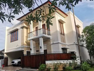 Rumah hook 3 lantai 4 kamar hadap utara ada kolam renang
