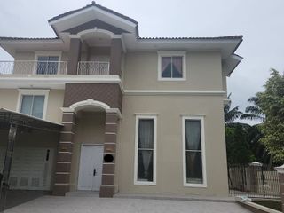 Rumah Hook 3 Lantai 6+1 Kamar Utara Kolam Renang di Beverly Golf