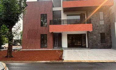 Dijual Rumah Mewah Posisi Hoek di Cluster Palmyra