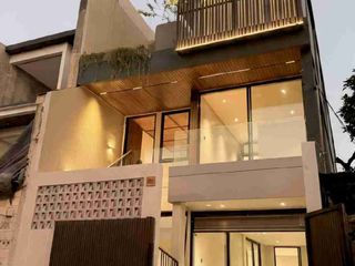 dijual rumah baru lantai 2 padang sambian