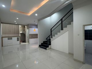 Disewakan Rumah 3 Lantai di Pluit Utara