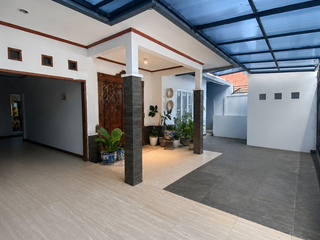 Dijual Rumah Bagus 2 Lantai Ada Swimming Pool Lokasi Strategis Dekat Stasiun Jurang Mangu di Ciputat Tangsel Js-18355