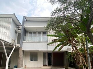 Rumah Dua Lantai Carport Luas di Discovery Bintaro GB-17781