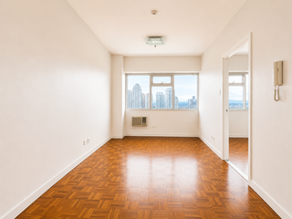 Fifth Avenue Place 1 Bedroom Condo For Sale BGC Taguig | High Floor Unit