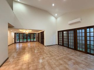 Spacious Modern House with Private Garden in Silver Hills