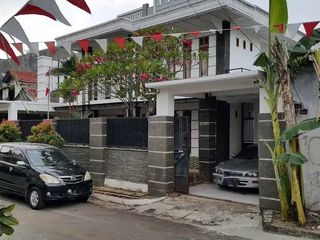 Sewa Rumah Komplek DPR 2 Lantai Strategis Jakarta Barat