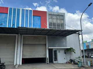 [JUAL CEPAT - UNIT LANGKA] Gudang Hoek 2 Lantai + Lift Barang di Daan Mogot Bizpark!