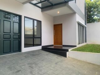 Y. DISEWAKAN RUMAH MEWAH 100% BARU JALAN CIPAGANTI BANDUNG
