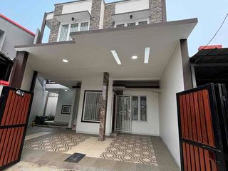 Dijual Rumah baru 2 lt di Poris Paradise exclusive lt 142 m2 lb 200 m2 shm utara ada 4+1 kt 3 km ada kitchen set. Survey & nego yuk!!