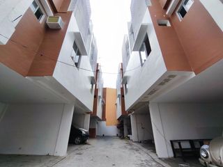 FOR SALE-13M 3 STOREY TOWNHOUSE w/ ROOFDECK PLUS 3 BEDROOMS w/ BUILT IN CLOSET, LOCATED IN PROJECT 2 QUEZON CITY