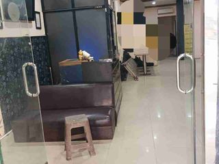 Dijual Dan disewakan lantai 1 dan basment toilet dan kitchen dan buat ruang dj music luasnya 400 meter ruang karaoke 2 recepsionit 1 kasir 1 lantai 2 ruang karaoke 5 km 3 lantai 3 280 meter km 2 8 ruang kamar buat spa lantai 4 toilet 2 ruang karaoke 2 gudang 1 lantai 5 rooftop dan gudang sertifikat SHM surat izin spa dan karaoke masih aktif mau lanjut usaha cocok fasilitas yang bisa dipakai buat usaha buat pabrik industri bisa buat gereja juga bisa AC 30 unit lebih air bersih rembesan dari bawah sumur tanah kalimalang pake sumur bor toren air 10.000 watt ada 2 liter yang dari stainless kamar mandi 18 lebih toren airnya udh didepan ruko kamar mandi ada 18