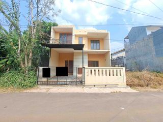 Rumah 2,5 Lantai 3+1 Kamar Utara di Griya Serpong Serua