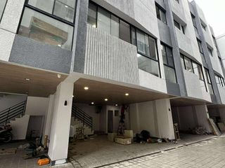 27M- 3 STOREY TOWNHOUSE w/ 4 BEDROOMS PLUS BUILT IN CLOSET, FOR SALE IN OBRERO, QUEZON CITY