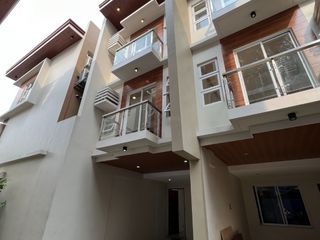 9.9M- 3 STOREY TOWNHOUSE (INNER UNIT) w/3 BEDROOMS PLUS BALCONY, FOR SALE IN PROJECT 8, QUEZON CITY
