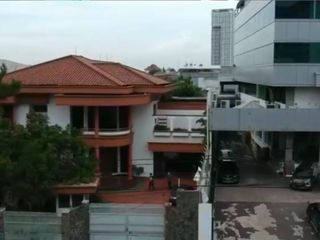 Rumah Komersil Tanjung Duren Arjuna Utara di Apit Showroom Mobil