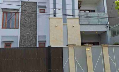 DIJUAL RUMAH 2,5 LANTAI FULL FURNISHED DI RENON