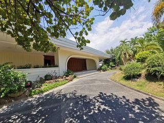 For Sale very good location house and Lot in Dasmarinas Village Makati