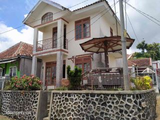 Dijual villa cipendawa Cipanas puncak furnish
Lt 145 lb 200
 kamar tidur 4,kamar mandi 2.kamar pembantu 1,kamar mandi pembantu 1
Listrik 2200,air sumur
Hadap timur laut 
400jt nego