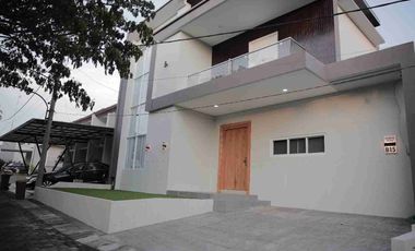 Jual Villa Modern 2lt Semifurnished lokasi Jl Raya Kerobokan dekat canggu area Investasi.i