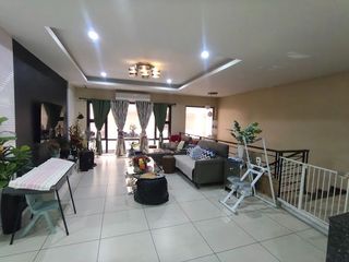 FOR SALE | Pre-Owned Luxury Townhouse 🏡  📍 Heroes Hill Village, Brgy. Sta. Cruz, Quezon City