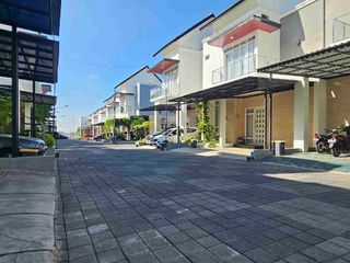 rumah mewah 2 lt jalan 8 m di lingkungan perumahan elite, BU SEGERA, hanya 5 menit ke jalan tol dan 10 menit ke kampus. penawaran berapapun dipertimbangkan