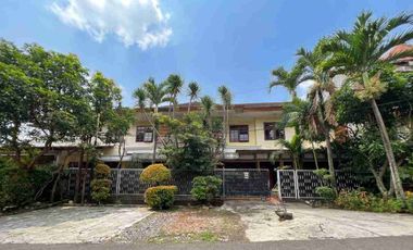 🏡 FOR SALE –  RUMAH KOST DI MALANG

📍 Lokasi : Jl Mega Mendung No.32 Kelurahan Pisang Candi Kecamatan Sukun Kota Malang Provinsi Jawa Timur

Spesifikasi:
- Rumah Kost 2 lantai
- Luas Tanah 524 m²
- Luas Bangunan 852 m²
- Total 37 Kamar Tidur
- 1 Kamar Fasilitas Kamar Mandi Dalam
- 36 Kamar Fasilitas Kamar Mandi Luar
- 10 Kamar Mandi
- Ruang Tamu
- Dapur
- Teras Depan
- Carport
- Parkir Luas
- Listrik Token
- Air Pdam
- Lebar Jalan 5 meter

Legalitas: Sertifikat Hak Milik (SHM)

Keunggulan:
- Lokasi di kota Malang
- Berada di kawasan kost dan kampus
- Tempat strategis & nyaman dijadikan tempat tinggal dan kost
- Struktur bangunan masih bagus & terawat
- Akses mudah ke tempat perbelanjaan, tempat ibadah, layanan pendidikan, layanan kesehatan, dan fasilitas umum lainnya
- Dekat dengan Universitas Merdeka Malang

Harga: Rp. 6.000.000.000,- (Nego)
Free Pajak Jual Beli
Free Biaya Balik Nama
Bisa Cash atau Kredit