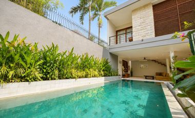 FOR SALE VILLA MODERN TROPIS PREMIUM LOKASI DEKAT NOOK DAN REVOLER UMALAS