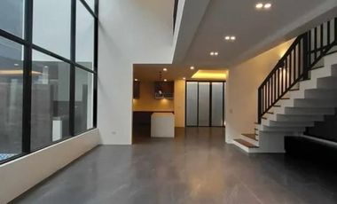 6 Bedroom For Sale in Greenwoods Executive Village
