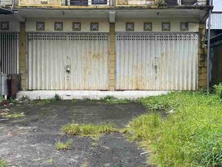 Di Jual Ruko 2 Lantai + Tanah Pingir Jalan Utama Tabanan
Terletak di JL. Ir Soekarno, Desa Dauh Peken, Kec. Tabanan,  Kabupaten Tabanan, Provinsi Bali.Spek:
Luas tanah 449m2 dan Luas Bangunan 322m2
Luas bangunan masing-masing 161m2
PDAM
Listrik PLN 
Carport
Hadap Selatan

Legalitas
SHM
IMB

Selling Point
-	Dekat Pusat Kota Tabanan
-	Dekat Dengan Sekolah
-	Dekat dengan Fasilitas Umum
-	Lokasi dekat dengan pusat pemerintahan 

Harga Rp 4.500.000.000
DP 20% 
Cash/Kredit