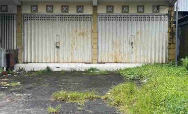 Di Jual Ruko 2 Lantai + Tanah Pingir Jalan Utama Tabanan
Terletak di JL. Ir Soekarno, Desa Dauh Peken, Kec. Tabanan,  Kabupaten Tabanan, Provinsi Bali.Spek:
Luas tanah 449m2 dan Luas Bangunan 322m2
Luas bangunan masing-masing 161m2
PDAM
Listrik PLN 
Carport
Hadap Selatan

Legalitas
SHM
IMB

Selling Point
-	Dekat Pusat Kota Tabanan
-	Dekat Dengan Sekolah
-	Dekat dengan Fasilitas Umum
-	Lokasi dekat dengan pusat pemerintahan 

Harga Rp 4.500.000.000
DP 20% 
Cash/Kredit