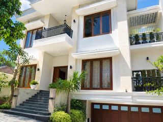 RUMAH MEWAH 3 LANTAI MENTENG JAKARTA PUSAT