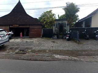 Disewakan gusethouse model joglo lokasi buduk pinggir jalan utama (DB)