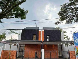DIJUAL RUMAH BARU MODERN MINIMALIS – ARCAMANIK BANDUNG
Rumah baru 2 lantai dengan desain modern minimalis berpadu sentuhan kontemporer dan natural